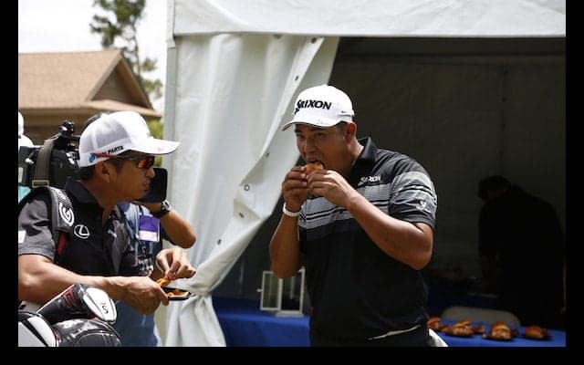 プロアマ戦は全ホールでローカルフードが食べ放題！松山英樹もザリガニをかぶり