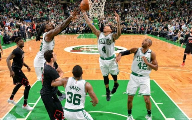 脅威のセカンドチャンスポイント数で第4クォーターに走ったセルティックスが、ブルズを撃破し2回戦進出に王手