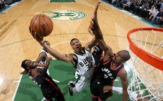 後がないバックスが後半途中から25点差を覆す大反攻、それでも試合巧者のラプターズに一歩及ばず、プレーオフ1回戦で姿を消す