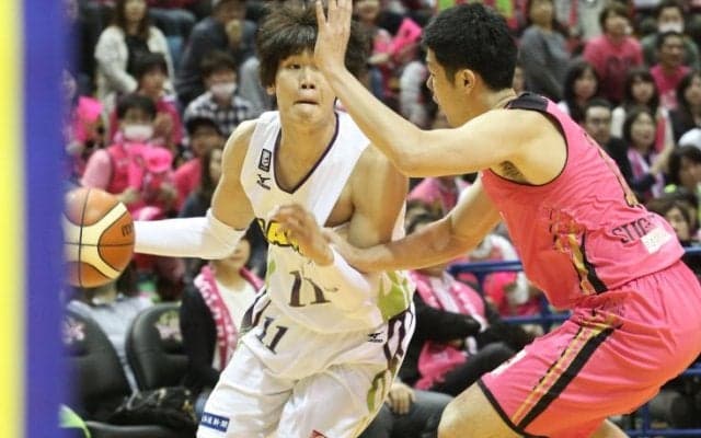 エネルギッシュに戦い抜いた秋田ノーザンハピネッツ、残留への意気込みをコートで示す逆転勝利でレバンガ北海道を下す