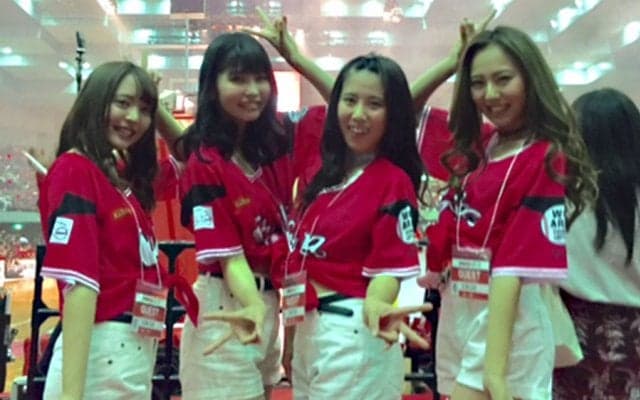 ロッテ「カンパイガールズ」、Bリーグの試合前に生ライブで熱唱「本当に感謝」