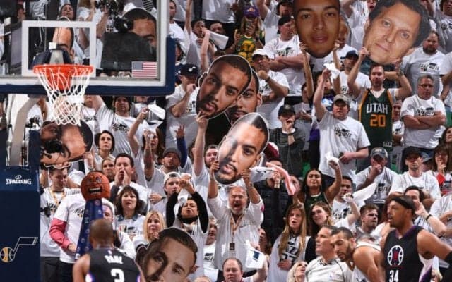 「ナイトライフなんてものはない」との侮辱にすぐさまリアクションしたジャズ、特製Tシャツでウォリアーズを『歓迎』