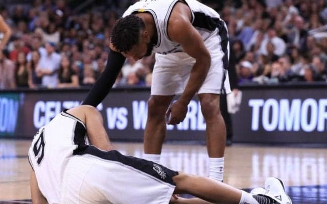 左ひざに大ケガを負ったトニー・パーカーの今シーズンは終了、絶体絶命のピンチに追い込まれたスパーズ