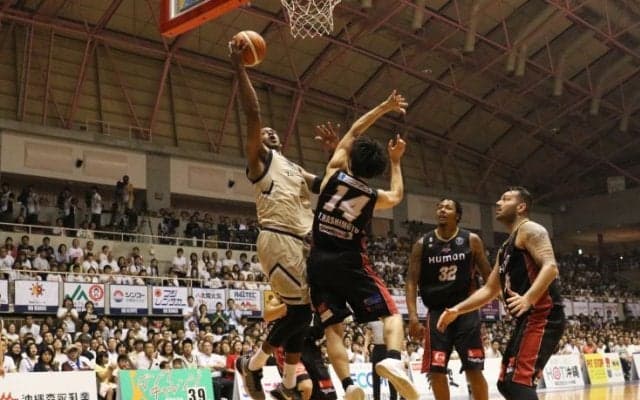 大観衆の後押しを受けた琉球ゴールデンキングス、大阪エヴェッサの最終決戦を制してチャンピオンシップ最後の切符をつかむ