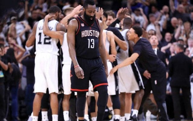 レナードのケガで結束を強めたスパーズ、延長までもつれるクロスゲームをマヌ・ジノビリの劇的ブロックショットで制す