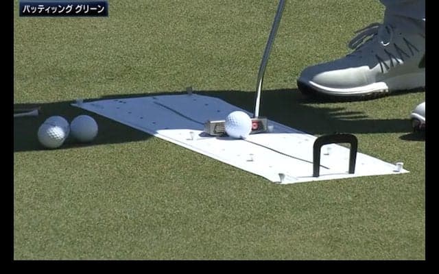 約2時間もパッティング練習するマキロイ、器具を使って左に引っ掛けるクセを修正