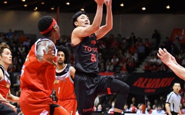 チャンピオンシップ開幕！ アルバルク東京は攻守ともにチーム一丸、試合巧者ぶりを発揮し三遠ネオフェニックスを破る