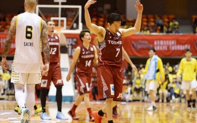 勝負どころで『ギアを上げた』堅守の川崎ブレイブサンダース、粘りに粘るサンロッカーズ渋谷は痛恨のファウルアウトに沈む