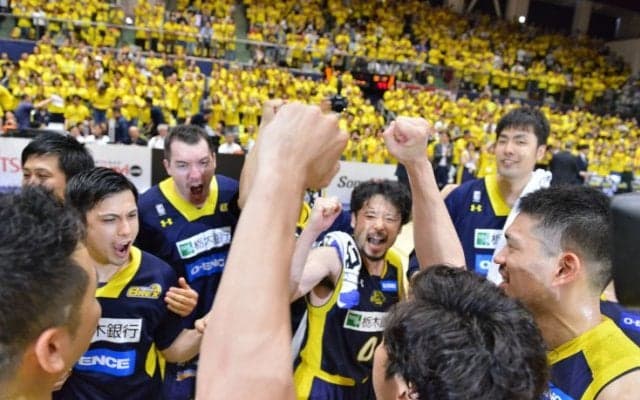 「厳しい局面に立たされて成長する」栃木ブレックスが22点差からの大逆転劇、難敵に完全勝利を収めてセミファイナルへ
