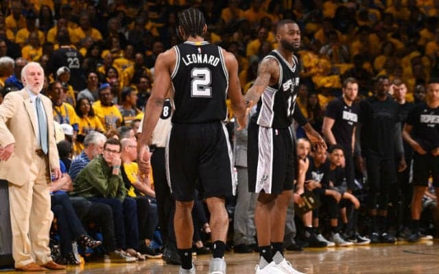 カワイ・レナードがウォリアーズとの初戦で足首をケガ、パチューリアのファウルに批判殺到