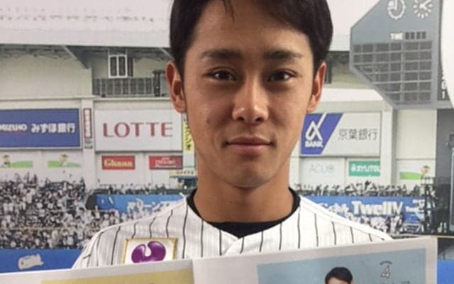 ロッテが21日楽天戦で「マリーンズ・レディースマガジン」を配布