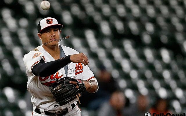 オリオールズのスター三塁手、横っ飛び→膝をついたまま一塁送球の美技