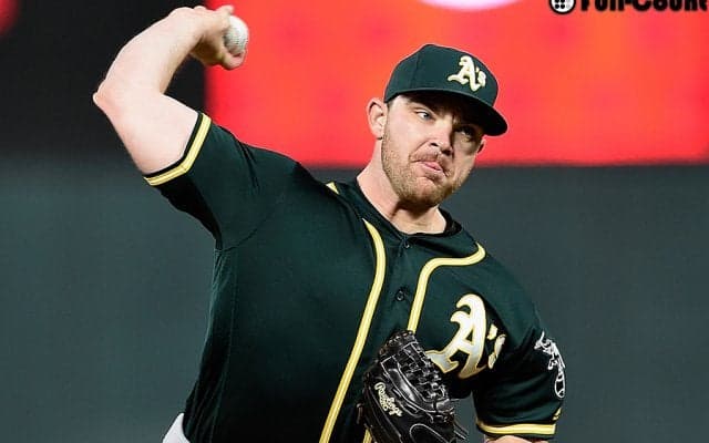 ボールボーイが決死ダイブも…ファウル“直撃危機”で全く動じない右腕が話題