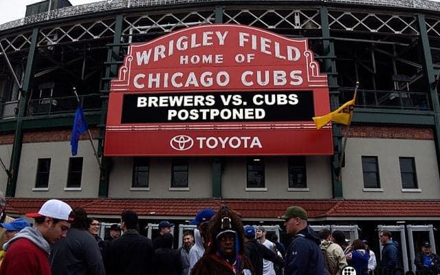 雨天中止もお互いのブルペンで投手が「ダンス対決」!?　MLBが爆笑動画も作成