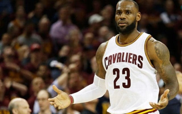 セルティックスとの第3戦で絶不調だったレブロン、その理由は「デロン・ウィリアムズの風邪が移った」？