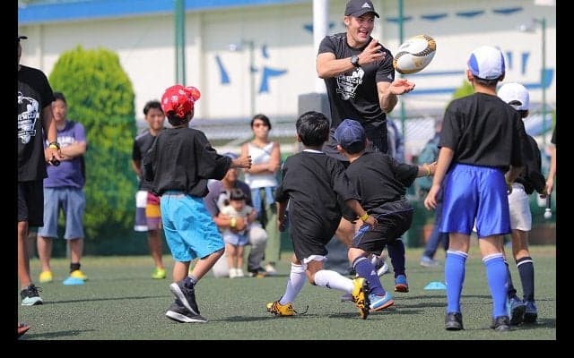  マコウとタッチラグビーで対戦、ともに楽しんだ貴重な時間。 