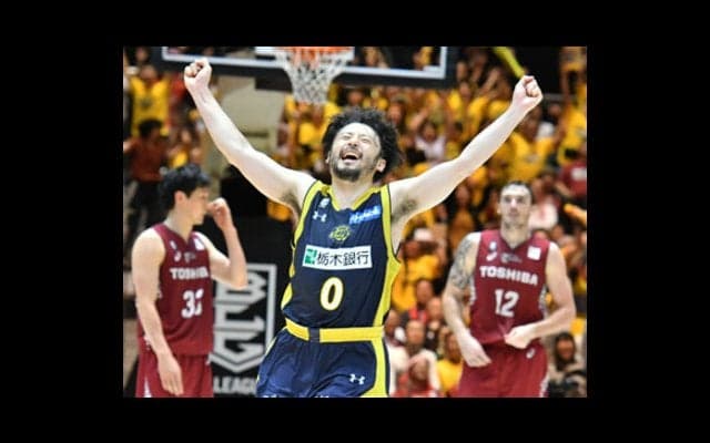 栃木がＢリーグ初代王者に。勝利を決めた田臥、そしてギブスのダイブ