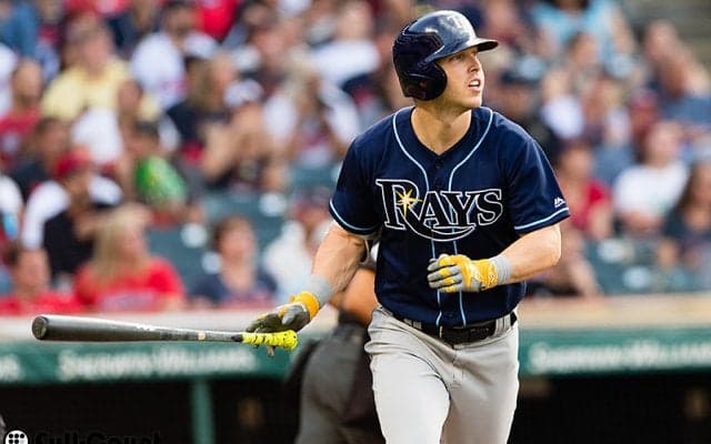 視界に入った球は打つ！　米首位打者がワンバン球を振ってまさかの二塁打