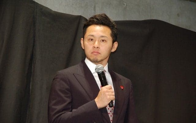 北島康介、香川真司からサイン入りユニフォームのプレゼント…2ショットに反響「男前2人だ！」