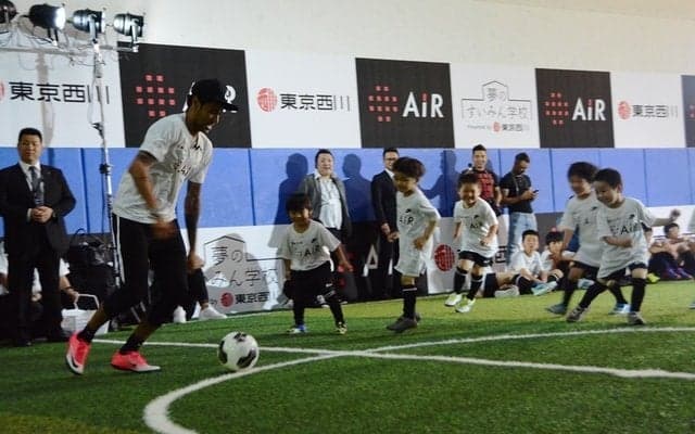 計40人以上の子どもたちとボールを取り合ったネイマール、流石に疲れが見えるシーンも