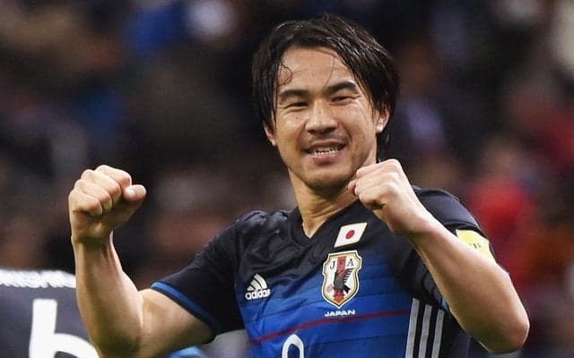 岡崎慎司、大股開きでハイ、ポーズ！…乾貴士と2ショット「お昼のゆっくりターイム」