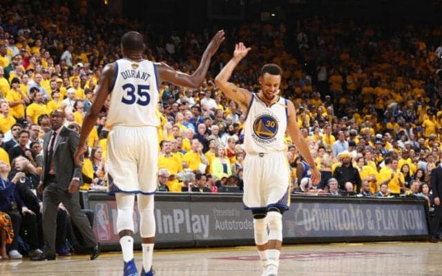 強固な守備でレブロン・ジェームズから8ターンオーバーを誘発、22点差の圧勝でウォリアーズがNBAファイナル初戦を制す