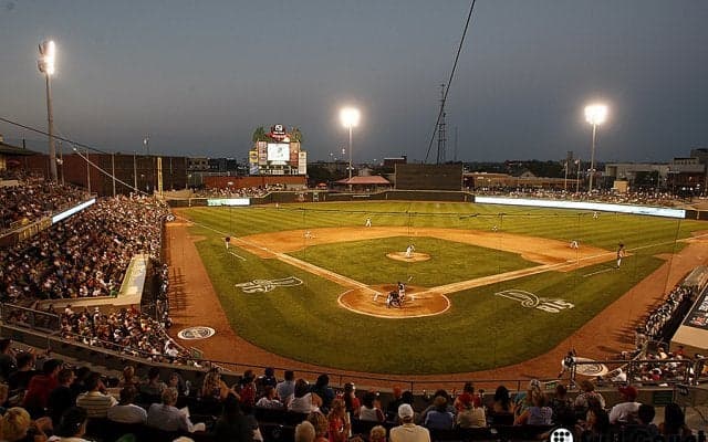 まさかの“暴挙”が波紋　乱闘中に投手が敵に「ボールを力いっぱい投げつけた」