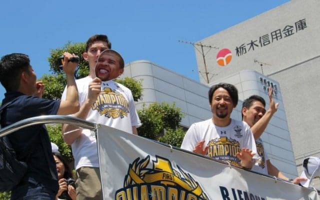 Bリーグ初代王者に輝いた栃木ブレックスが優勝パレードを実施、3万人を超える人々がチームを祝福