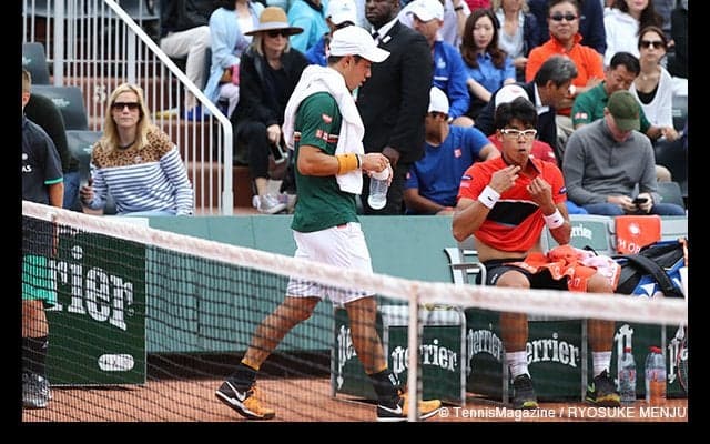 錦織の2セットアップからチョンが猛烈な反撃、第4セットの中断で\"恵みの雨\"となるのか [全仏オープン]