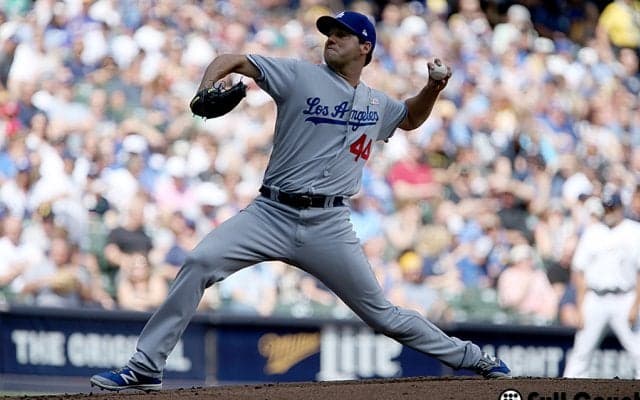 バントが一転あわや犠牲フライ!?　ドジャース左腕が決死の打席で“珍打”