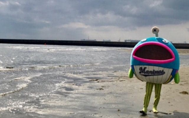 ロッテ新キャラ「謎の魚」が幕張浜に再上陸！「海の中で充電をしてたよ～」