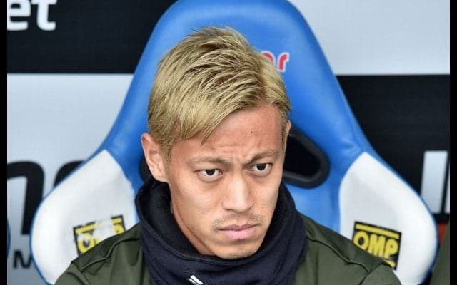 本田圭佑がちょこん…サッカー日本代表・岡崎＆原口＆大迫ら、集合写真に反響「本田翼超えてる！」