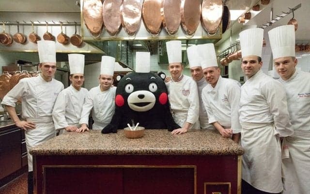 くまモンがフレンチ界の巨匠ポール・ボキューズ店内でフランスの美食とワインをPR