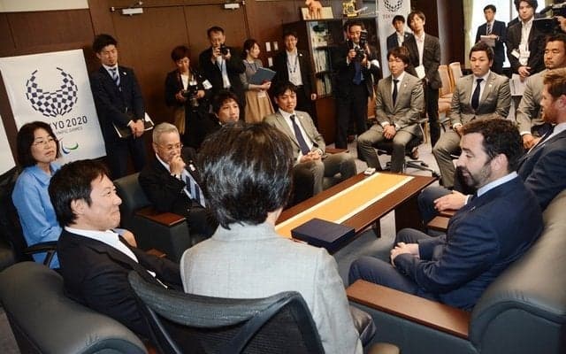 サントリーサンゴリアス、NSWワラターズの選手たちが鈴木大地長官、丸川珠代大臣を「圧巻」の訪問