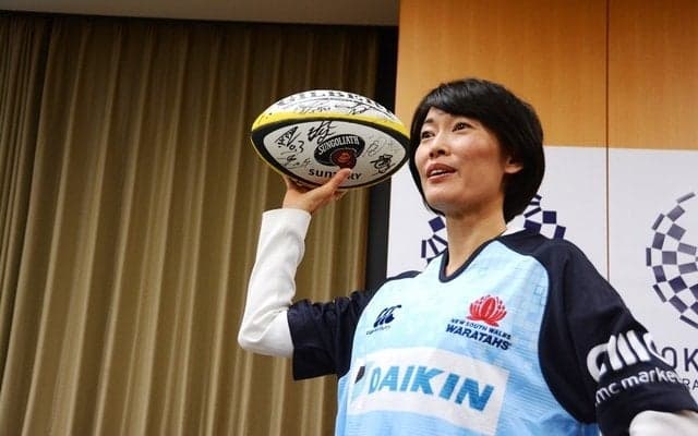 丸川珠代大臣、流暢な英語で豪ラグビー選手らに対応