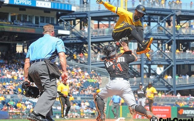 “空飛ぶランナー”に球場騒然　三塁走者が驚愕の185センチ捕手越えダイブ