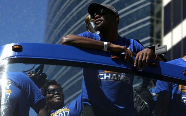 悲願のNBA初優勝を果たしたケビン・デュラント、優勝パレードで「努力が実った瞬間だった」と歓喜を味わう