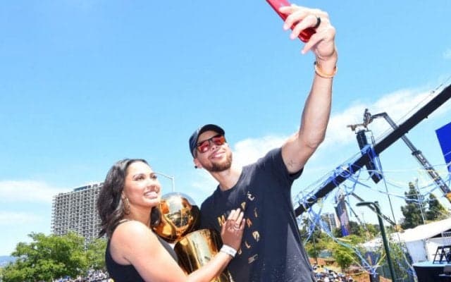 優勝パレードに参加したステフィン・カリー「バスケットボールでも人生でも、痛みを伴うことが成長させてくれる」