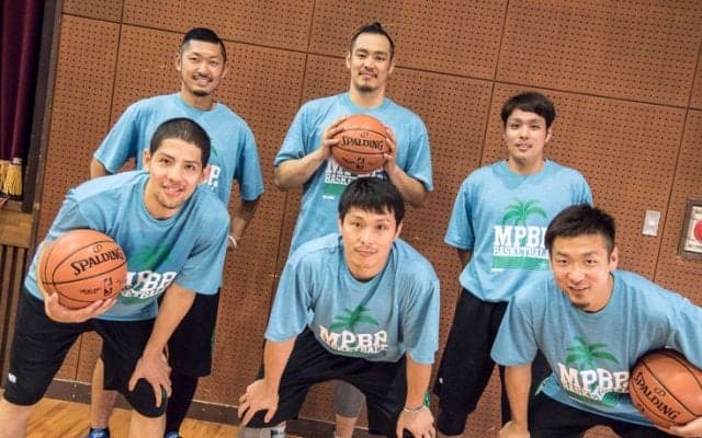 清水太志郎の呼びかけて宮崎県の高校出身のプロ選手6名が集結、都城工業高校に集まった中学生プレーヤー100人と交流