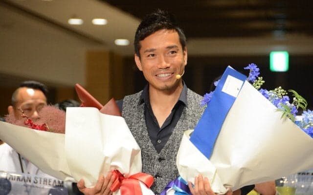 結婚披露宴を控える長友佑都へ、片山晋呉らが製品発表会でサプライズ！「え、聞いてないよ！マジか」