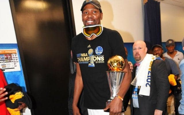 ウォリアーズに移籍してNBA初優勝を果たしたケビン・デュラント、トンチをきかせた『カップケーキ・キャップ』を披露