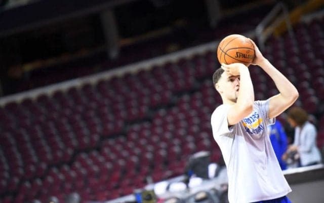 クレイ・トンプソンが慣れないアクロバティックダンクに挑むも、あえなく大失敗