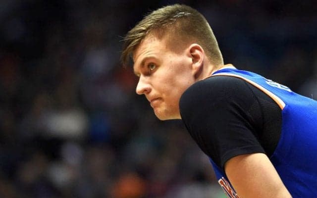 ニューヨークのファンから強く支持されるポルジンギス、ホームアリーナの近くに「トレード反対」のデジタル広告が登場