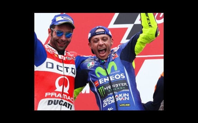 38歳ロッシが19戦ぶりの歓喜。0.063秒差でダッチTTを制す