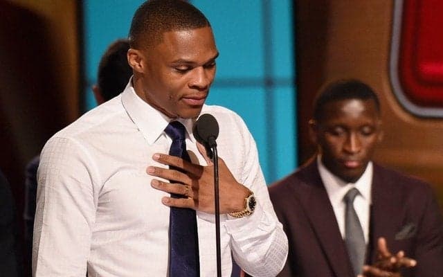 ウェストブルックが涙の初受賞…NBAシーズンMVPを獲得