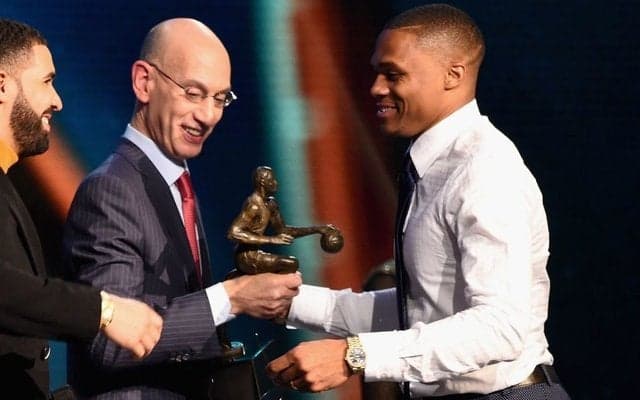 MVP初受賞のウェストブルック、最終候補ふたりを称える