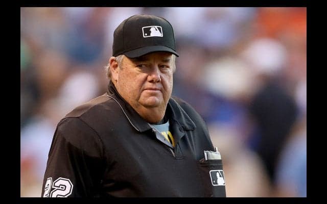 イチロー出場試合でアクシデント　客席からボール、審判の後頭部直撃で中断