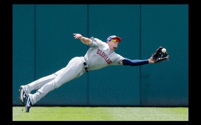 MLBルーキーが捕球“ノーチャンス”の打球に超美技「アンビリーバブル！」