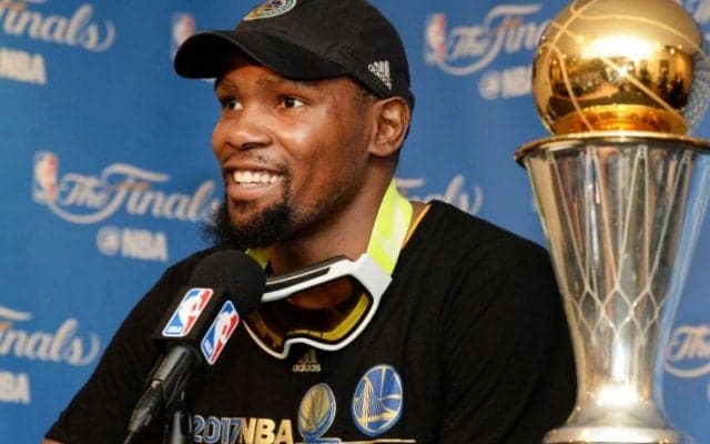 ケビン・デュラントは約10億円を捨てて残留を優先、ウォリアーズと新契約を結ぶ