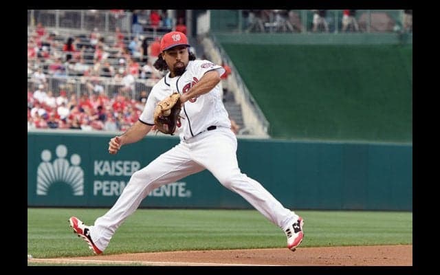 重力“無視”!?　球宴最終候補の三塁手が深い位置から一塁へ「キャノン砲」送球